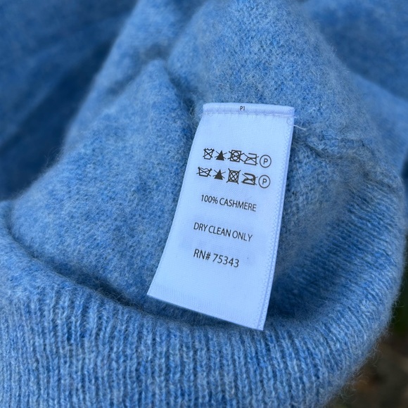 Tahari 100% Cashmere Blue V-Neck Sweater - Picture 5 of 5